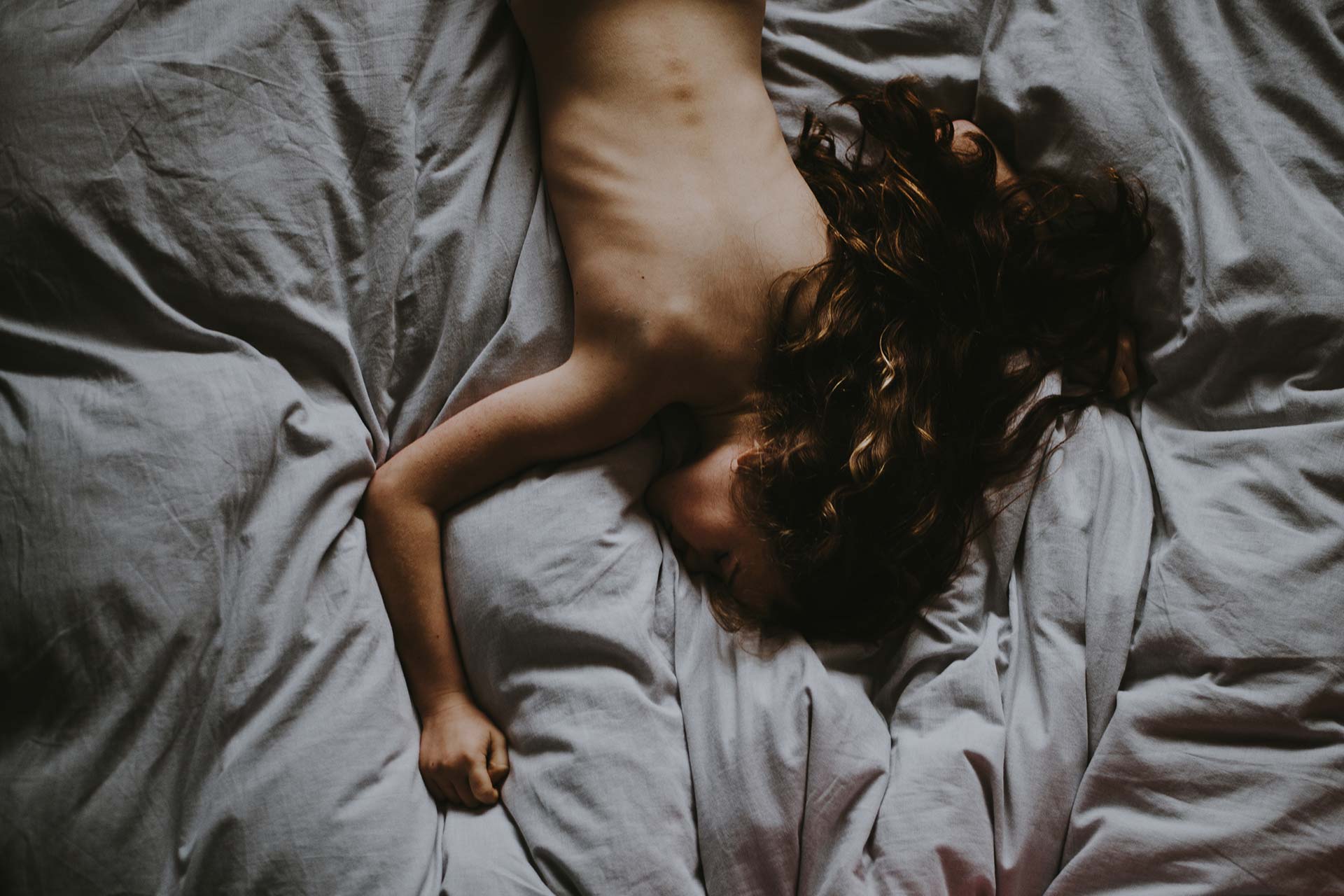 Femme allongée sur un lit